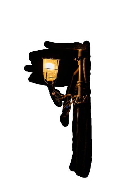 Bild einer Lampe am Hafen bei Nacht