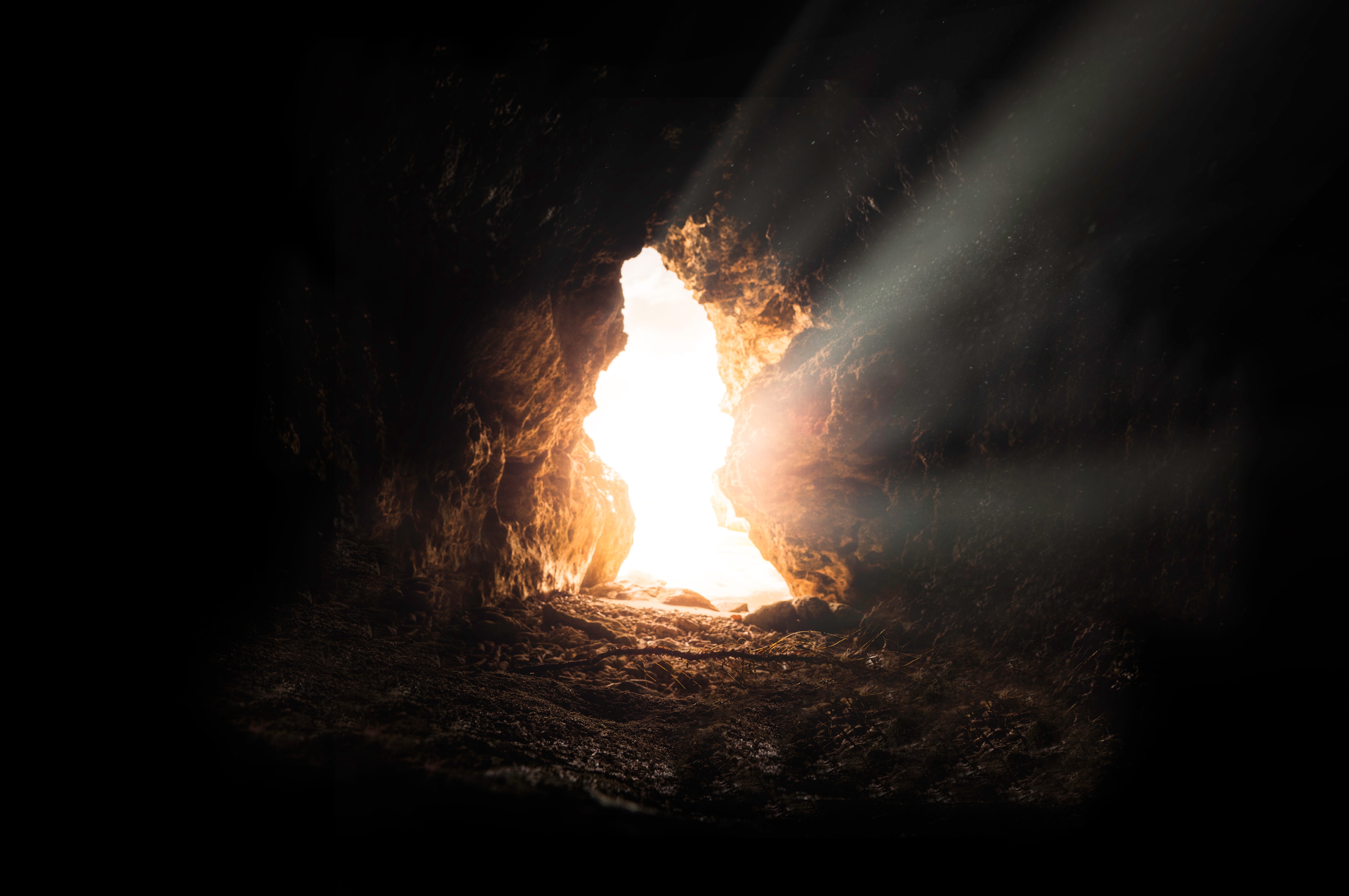 Bild eines Lichtstrahls in einer Höhle