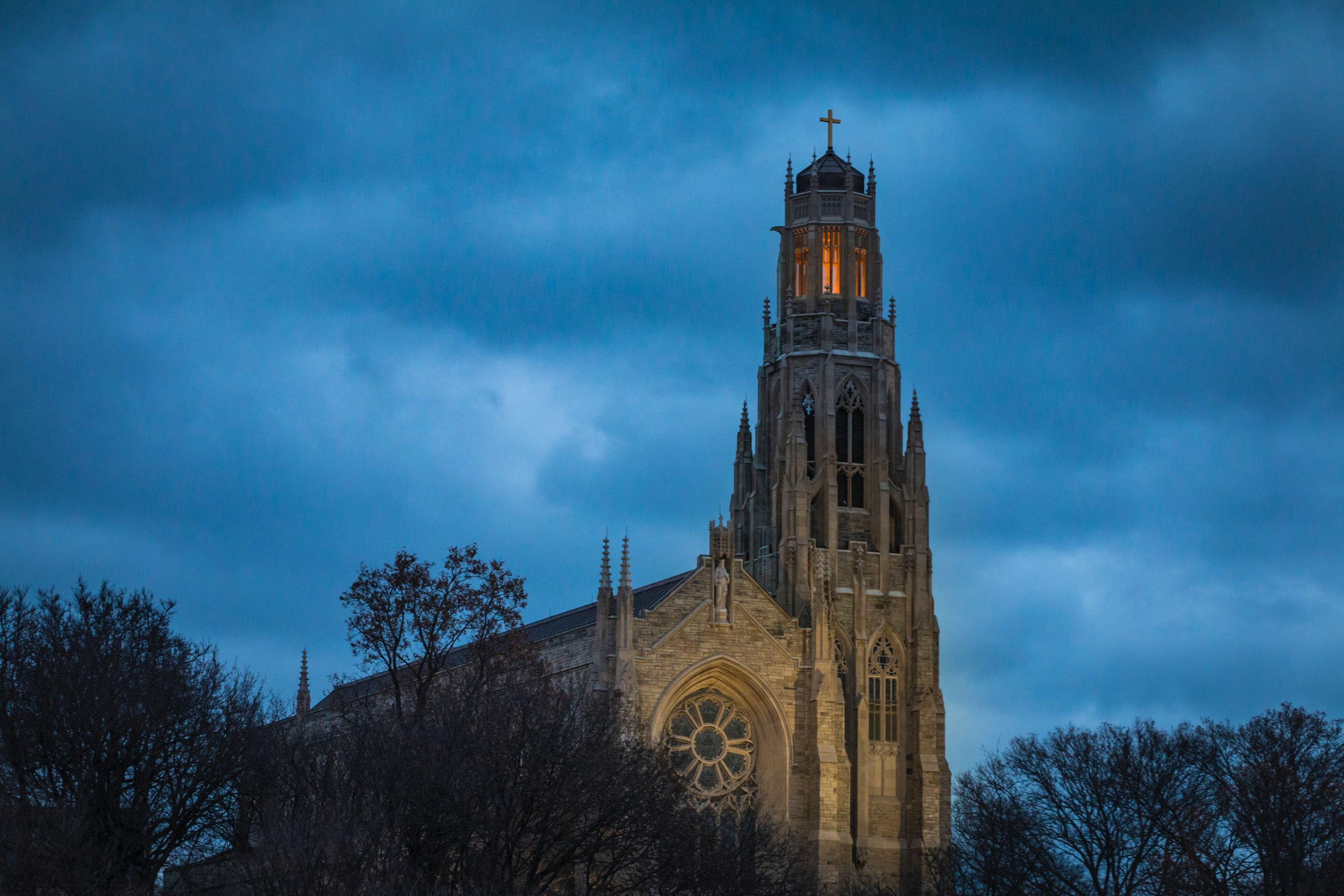 Bild einer Kirche vor einem blau-bewölktem Himmel